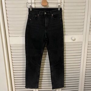 Black straight jeans. High waist and ankle length.